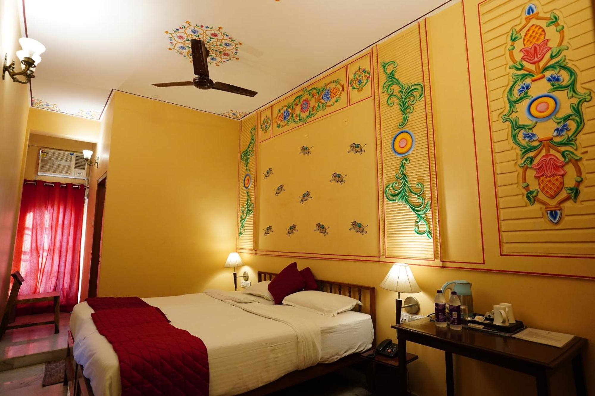 Haveli Kalwara - A Heritage Hotel Джайпур Стая снимка